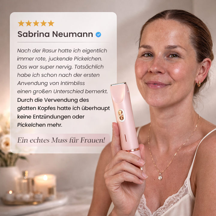 Mosolygó nő tartja a rózsaszín trimmert, mellette egy vásárlói vélemény, háttérben gyertyák és virágok. 8