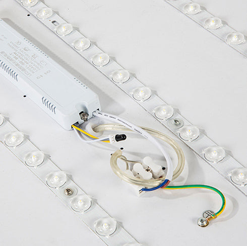 A lámpa belseje: LED-modulok, meghajtó egység és vezetékek fehér lapon 18