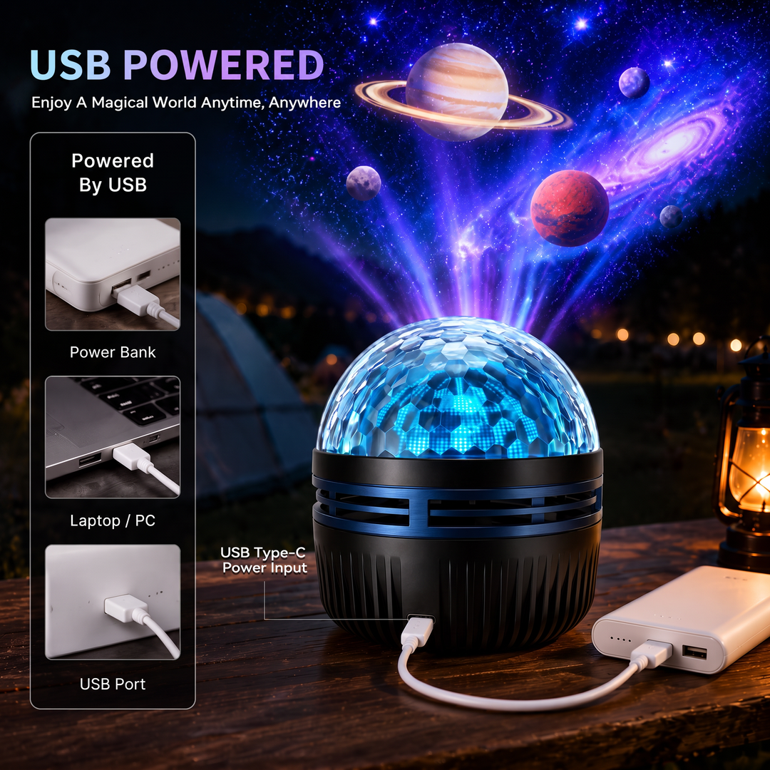 A fekete, gyémántmintás kupolás kivetítő USB-C kábellel powerbankhoz csatlakoztatva egy asztalon, felette bolygók és galaxis; mellette laptop és USB-port. 4