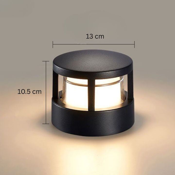 Kerek, lapos tetejű lámpa méretezéssel: 13 cm átmérő, 10,5 cm magasság, melegfehér fénnyel. 14