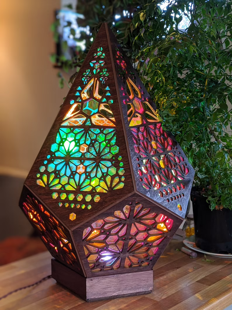 Üvegfestett Stílusú LED Asztali Lámpa - LumiAura