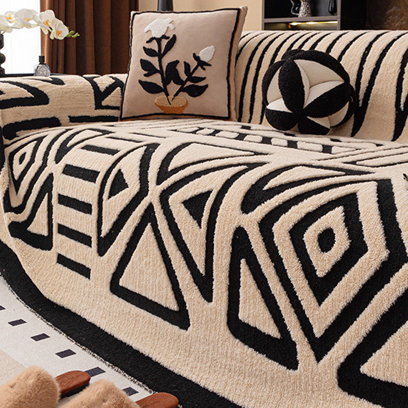 Bézs huzat fekete geometrikus mintával kanapén, virágos párnával és kerek díszpárnával 17