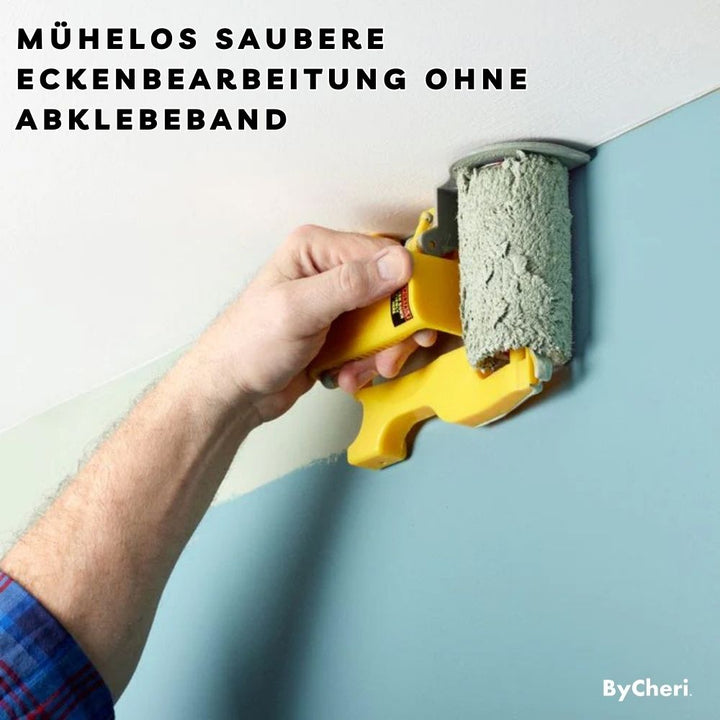 Kéz a sárga élfestő eszközzel a mennyezet és a világoskék fal találkozásánál, ragasztószalag nélkül. 2