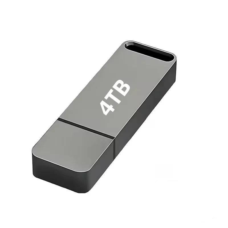Szürke fém pendrive ferde nézetben, fehér háttér előtt, zárt kupakkal és kulcskarika-nyílással 1