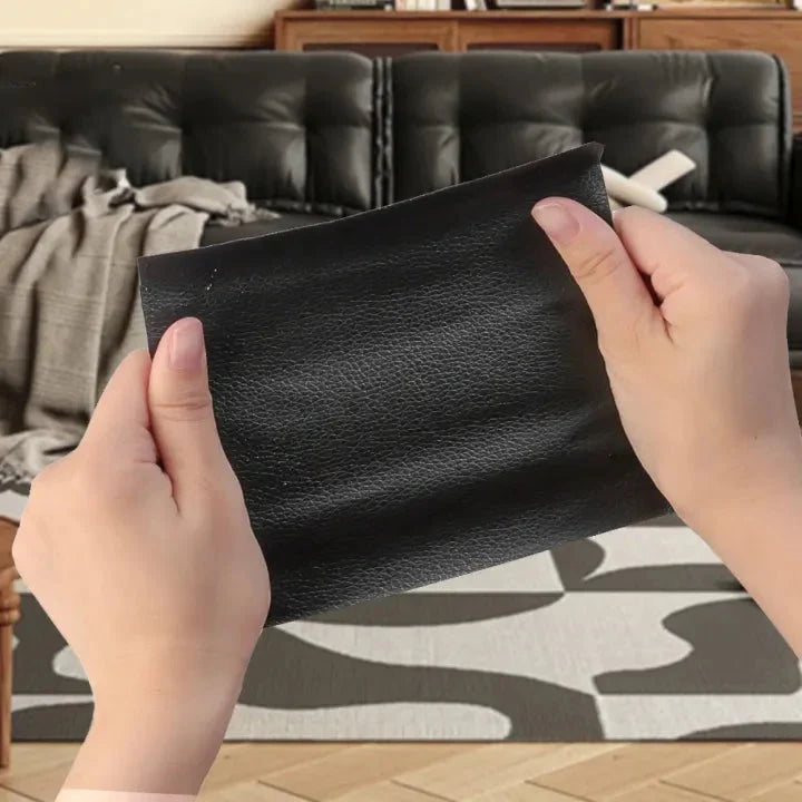 Két kéz fekete, szemcsézett felületű foltot tart nappaliban, háttérben fekete kanapé 4