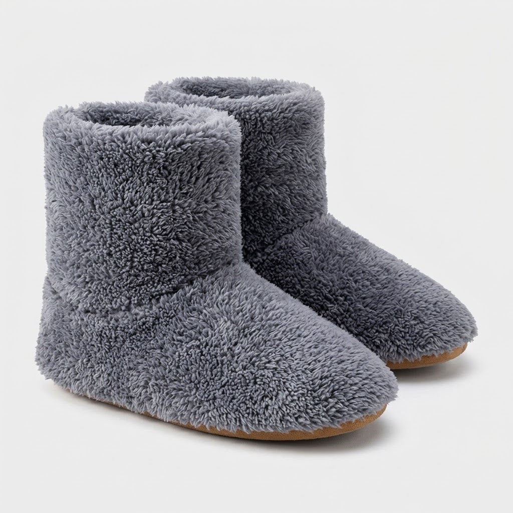 Szürke plüss bokapapucs pár világos háttér előtt, ferdén fotózva, a barna talppal együtt. 6
