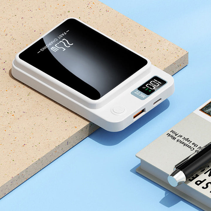 Fehér töltő fekvő helyzetben, közelről: a digitális kijelző, a bekapcsoló gomb, az USB-A és az USB-C csatlakozó látható. 6