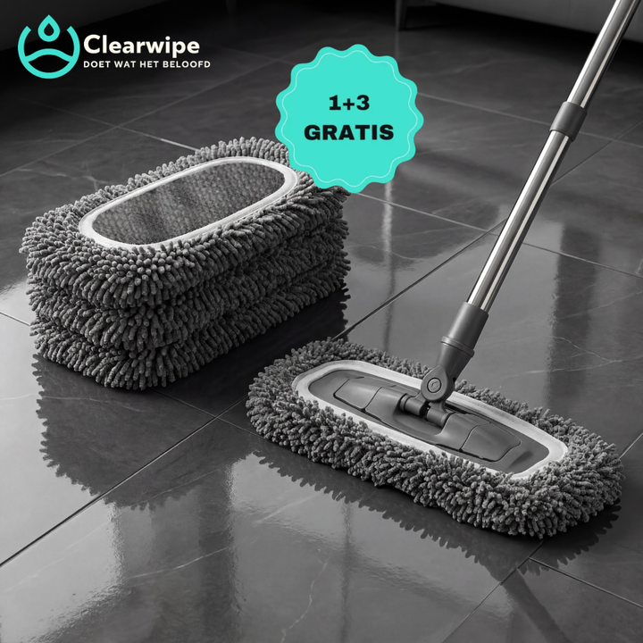 Szürke zsenília felmosóbetétek halmaza és egy felcsatolt betétes lapos felmosó, fényes sötét kőlapos padlón. 1