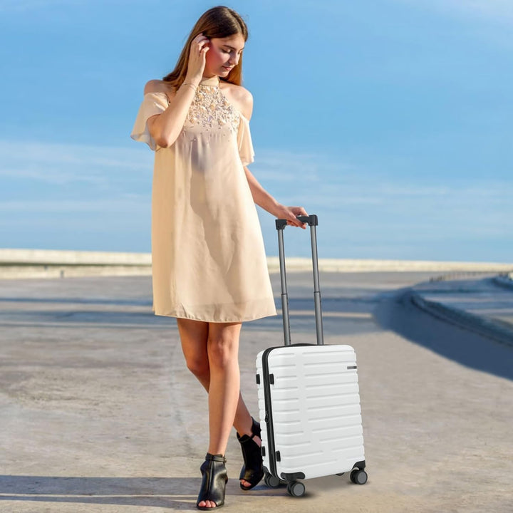AA NOT AVAILABLE  Bővíthető kemény héjú kézipoggyász forgó kerekekkel és TSA zárjal