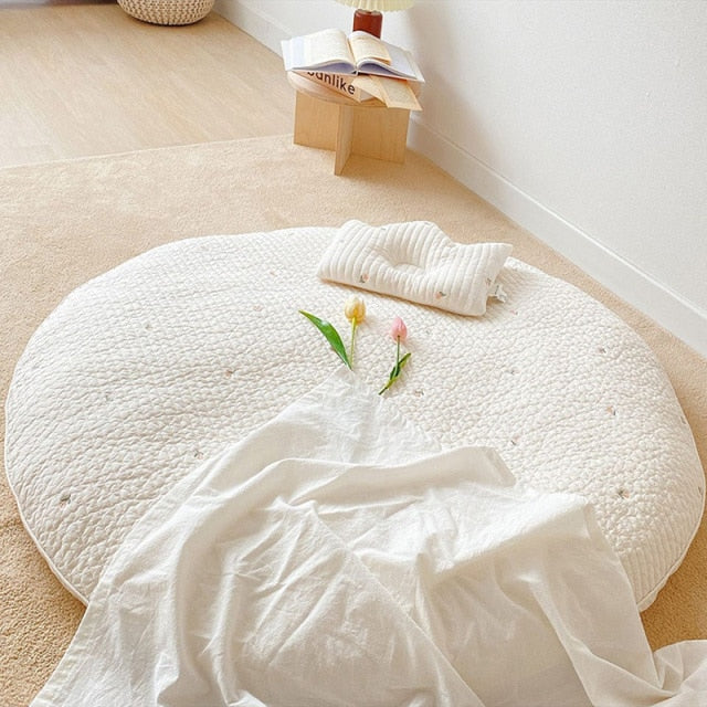 Párnázott babakúszószőnyeg pamutból, állatos hímzéssel – 80 cm