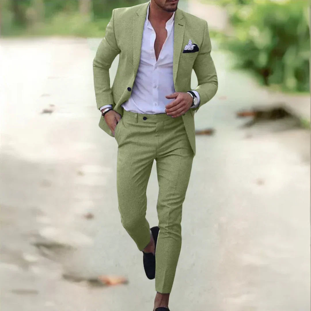 Mann im hellgrünen Anzug, weißes Hemd, schwarze Schuhe, stilvolle Herrenmode, elegantes Outfit.