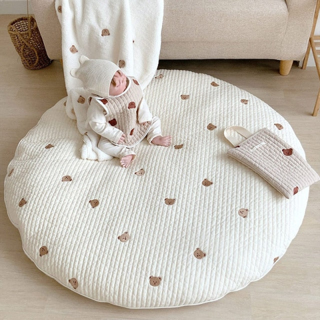 Párnázott babakúszószőnyeg pamutból, állatos hímzéssel – 80 cm