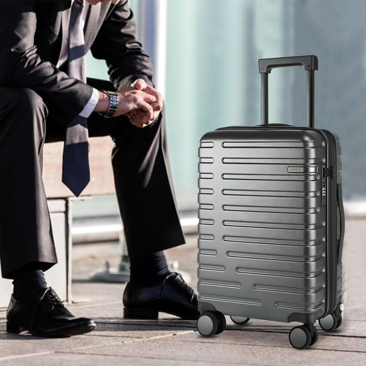 AA NOT AVAILABLE  Bővíthető kemény héjú kézipoggyász forgó kerekekkel és TSA zárjal