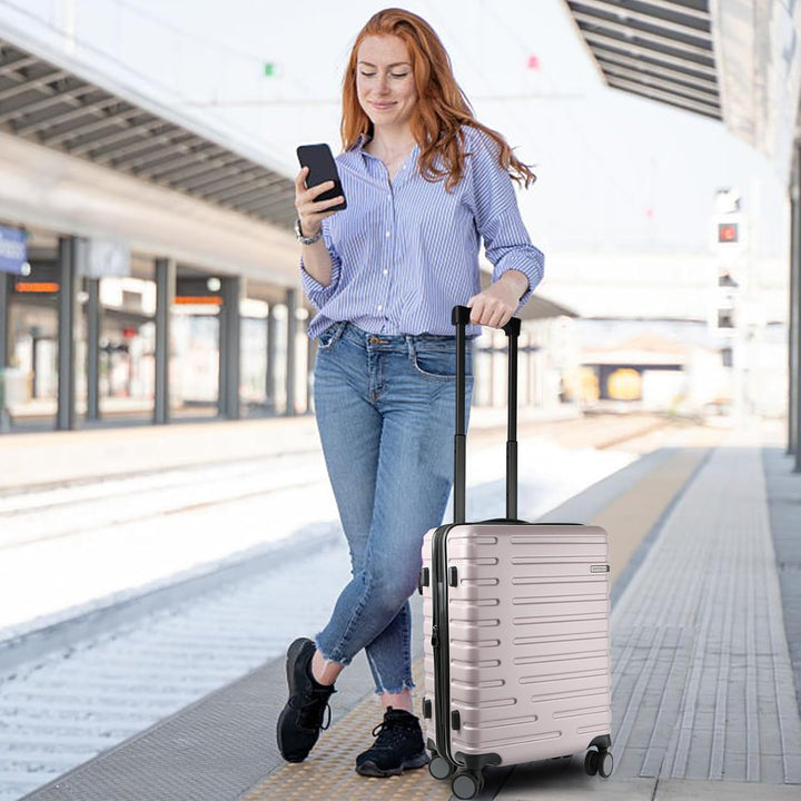 AA NOT AVAILABLE  Bővíthető kemény héjú kézipoggyász forgó kerekekkel és TSA zárjal