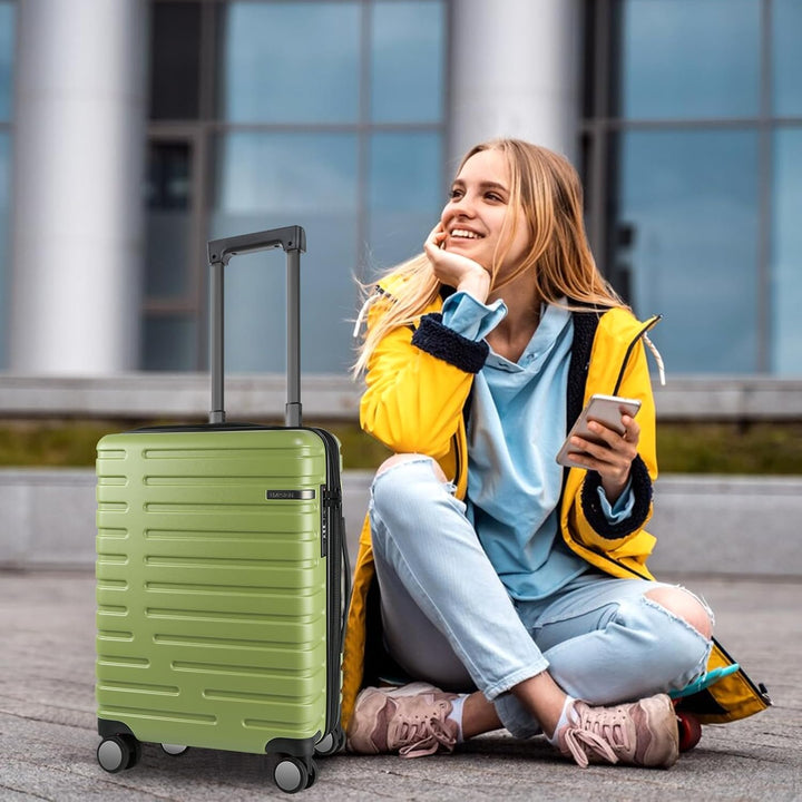 AA NOT AVAILABLE  Bővíthető kemény héjú kézipoggyász forgó kerekekkel és TSA zárjal