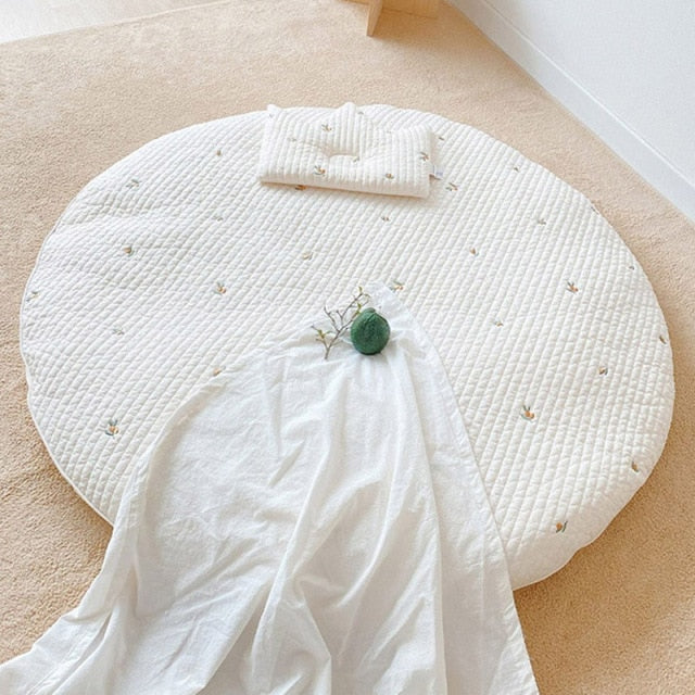 Párnázott babakúszószőnyeg pamutból, állatos hímzéssel – 80 cm