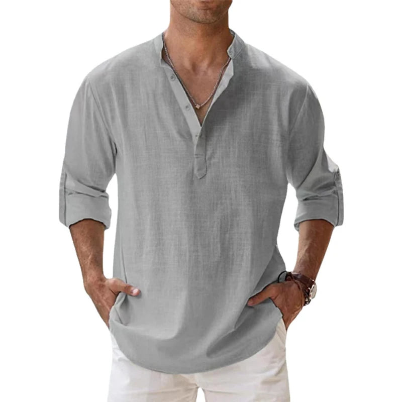 Szürke színű, laza szabású Henley ing modellen, zsebre tett kézzel, felhajtott ujjakkal, elölnézetből. 6