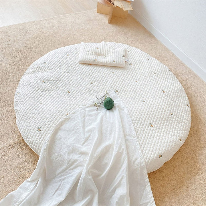 Párnázott babakúszószőnyeg pamutból, állatos hímzéssel – 80 cm