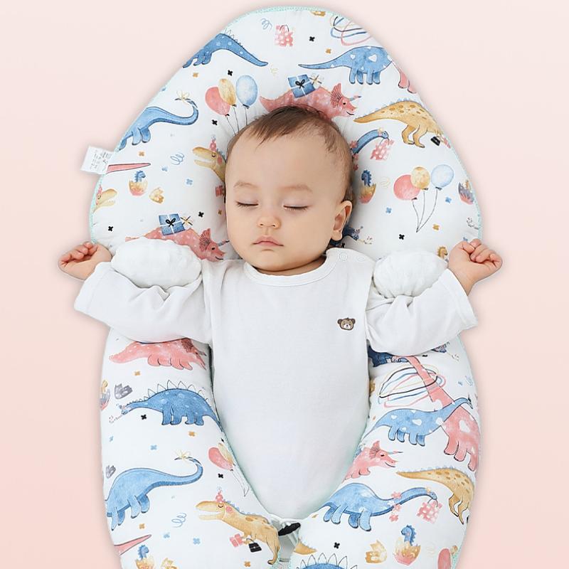Ergonomikus, pamutból készült babapárna a biztonságos és kényelmes alváshoz.