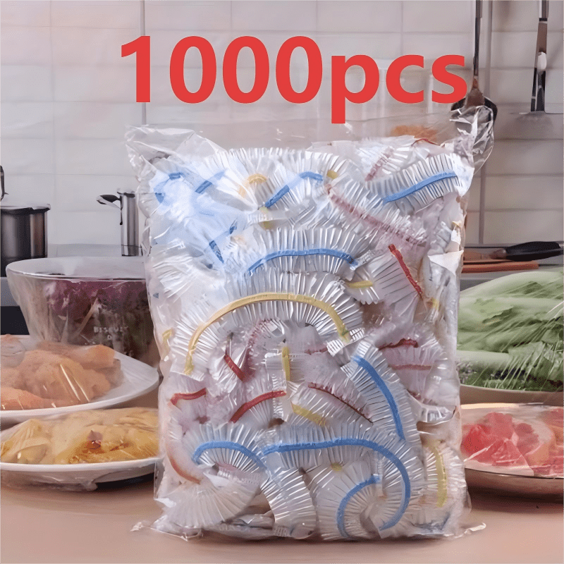 Nagy zacskó színes szalagos eldobható fóliafedőkkel konyhai háttér előtt, körülötte lefedett ételek. 3