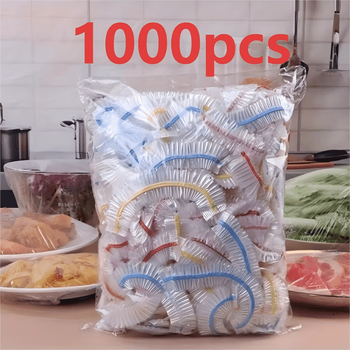 Nagy zacskó színes szalagos eldobható fóliafedőkkel konyhai háttér előtt, körülötte lefedett ételek. 3