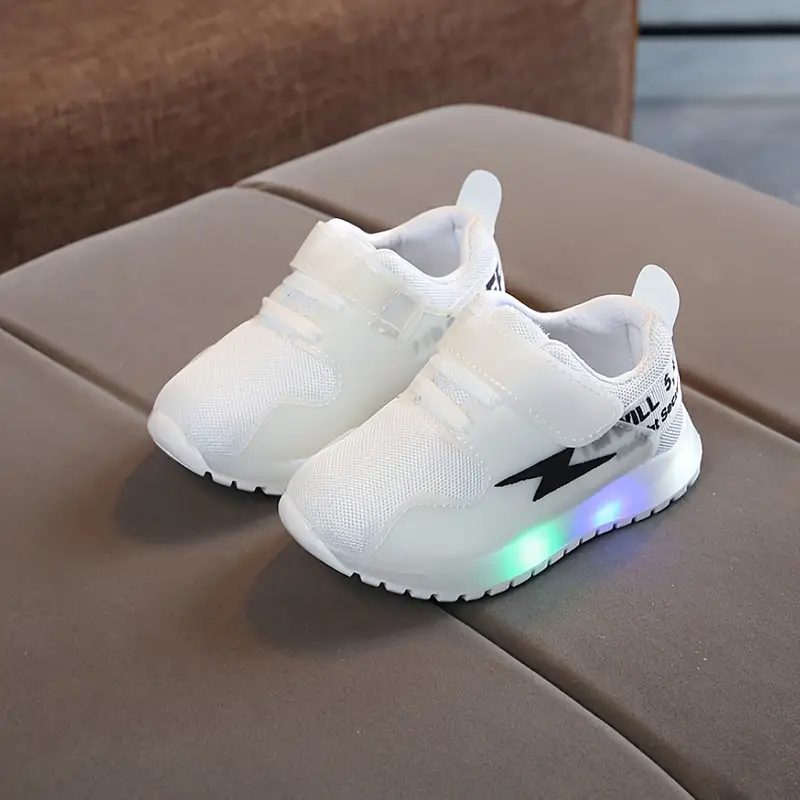 LumoStep – LED Gyermekcipők csúszásmentes talppal