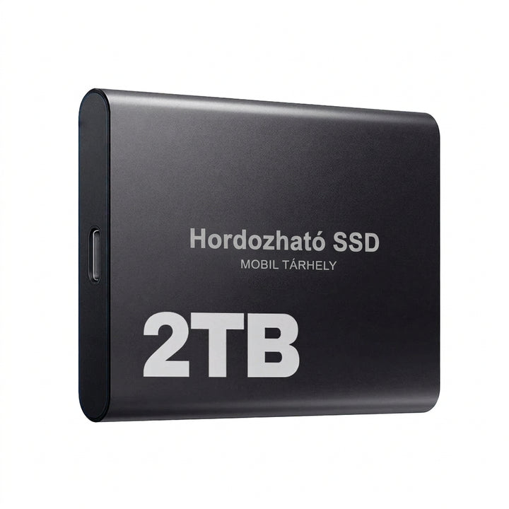 Fekete külső SSD ferde nézetben, fehér háttéren, az USB-C port az oldalán látható 8
