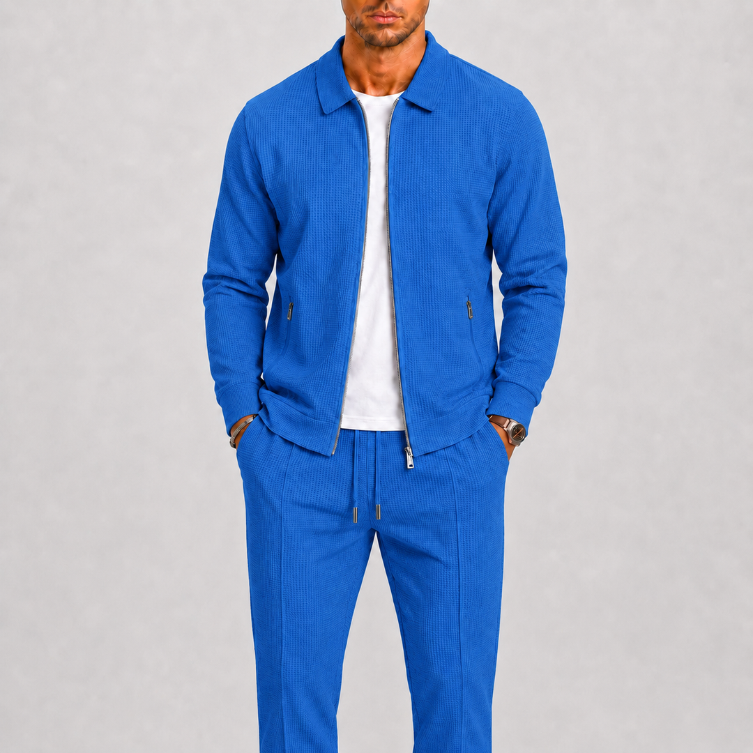 Élénkkék színváltozat modellen: galléros cipzáras dzseki fehér póló fölött, hozzá hosszú nadrág 5