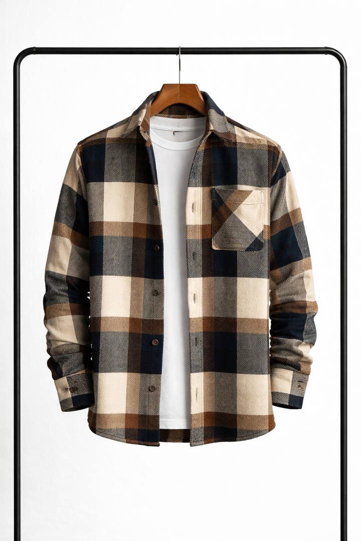 Barna, krém és sötétkék nagy kockás overshirt elölről, fogason, nyitva, fehér póló fölött, mellkasi zsebbel. 5