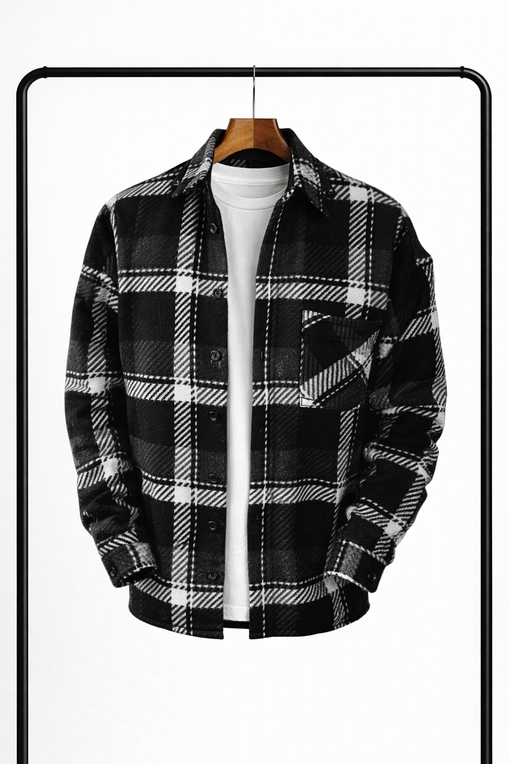 Fekete-fehér kockás overshirt elölről, fogason, nyitva viselve fehér póló fölött, mellkasi zsebbel. 3