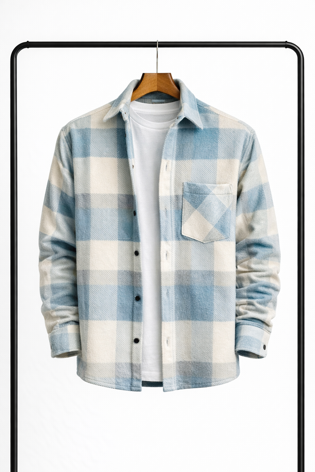 Világoskék-krémszínű nagy kockás overshirt elölről, fogason, nyitott gombokkal, alatta fehér póló, mellkasi zsebbel. 1