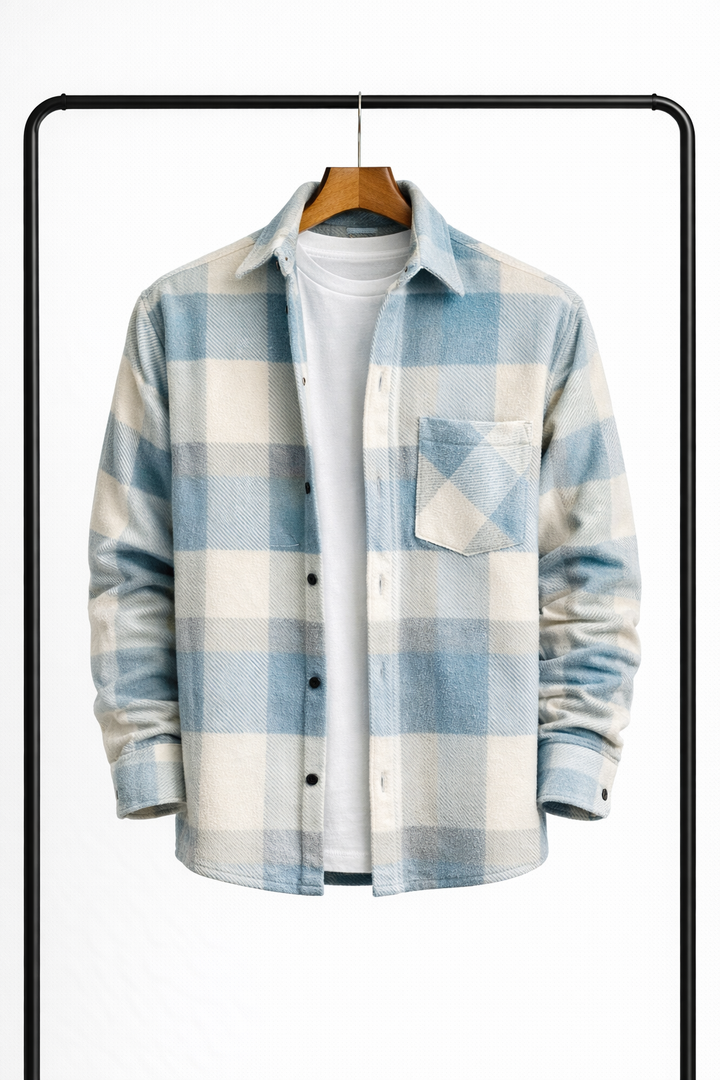 Világoskék-krémszínű nagy kockás overshirt elölről, fogason, nyitott gombokkal, alatta fehér póló, mellkasi zsebbel. 1