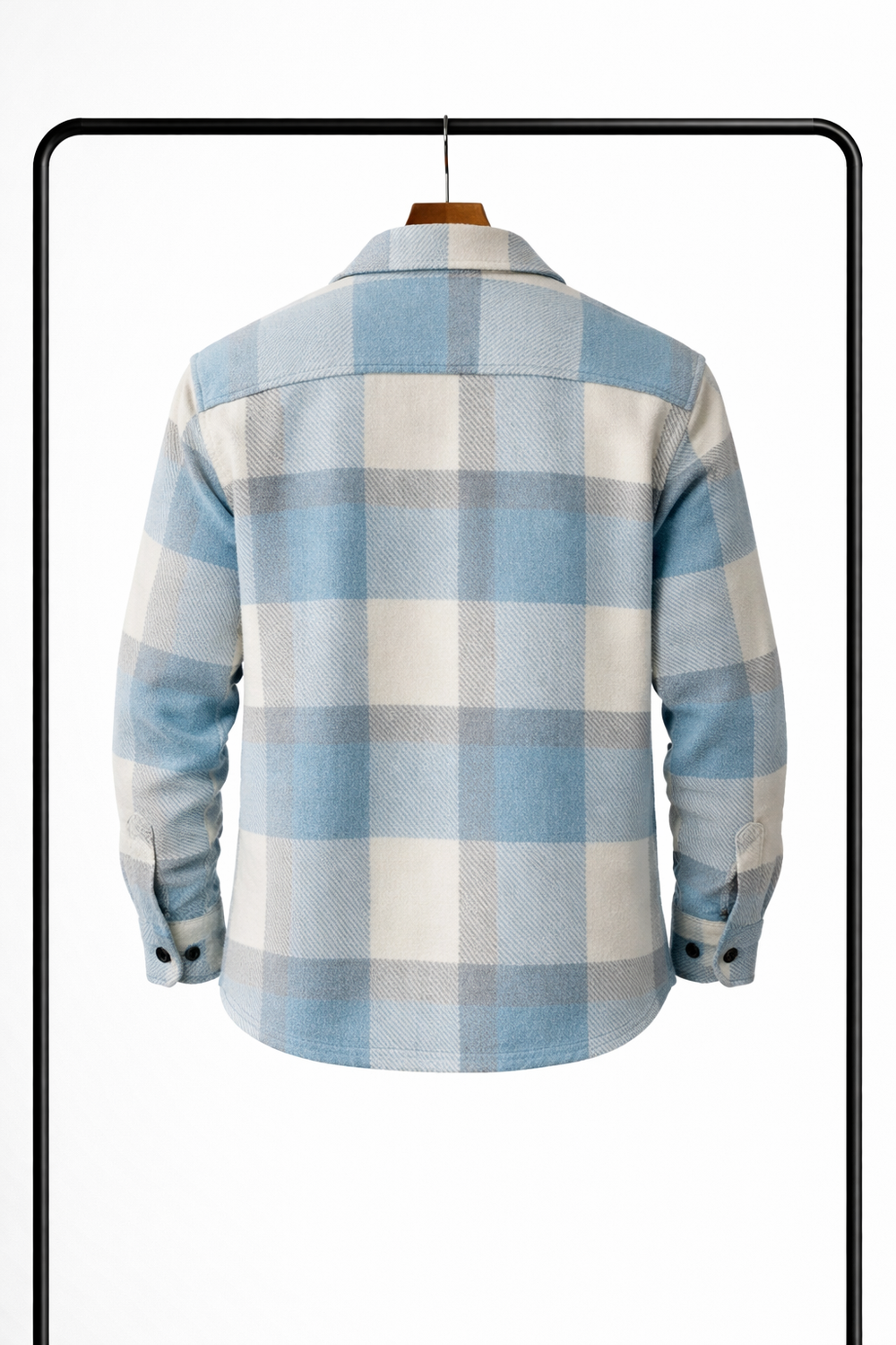 A világoskék-krémszínű kockás overshirt hátulról, fogason lógva, jól látszik a széles hátrész és a gombos mandzsetta. 2