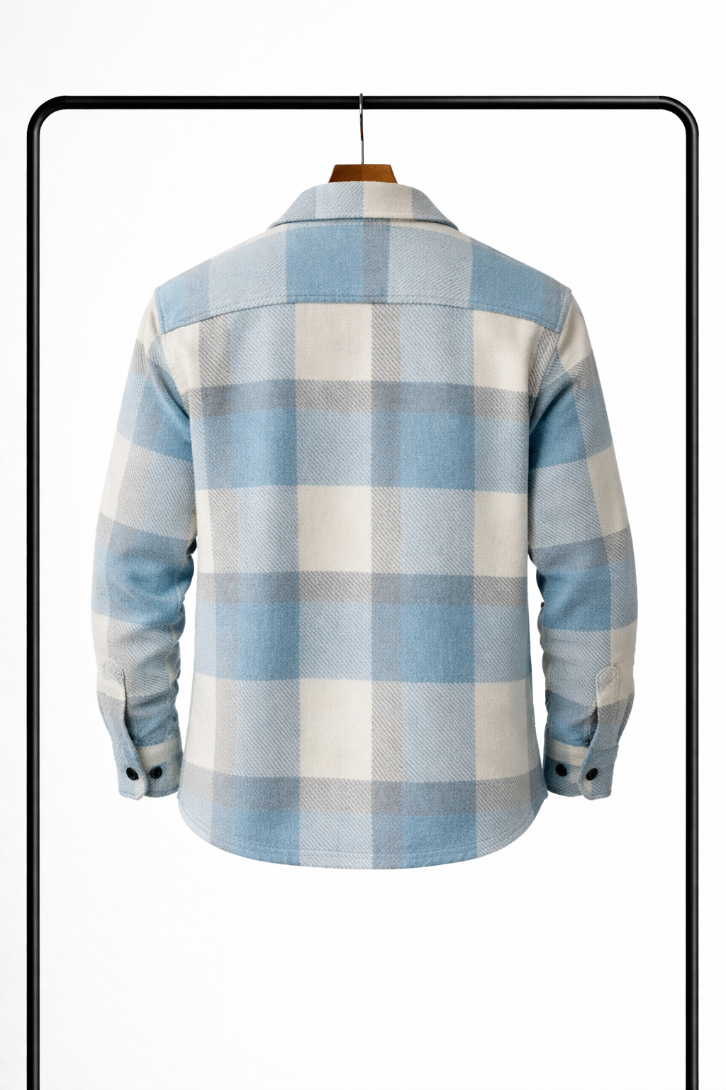 A világoskék-krémszínű kockás overshirt hátulról, fogason lógva, jól látszik a széles hátrész és a gombos mandzsetta. 2