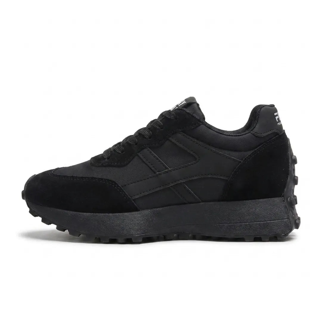Teljesen fekete sneaker oldalnézetből, velúr orr- és sarokrésszel, vastag talppal 6