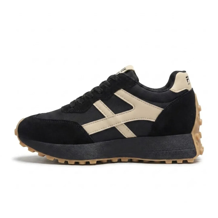 Fekete sneaker oldalnézetből, krémszínű oldalsó csíkkal és világos gumitalppal 16
