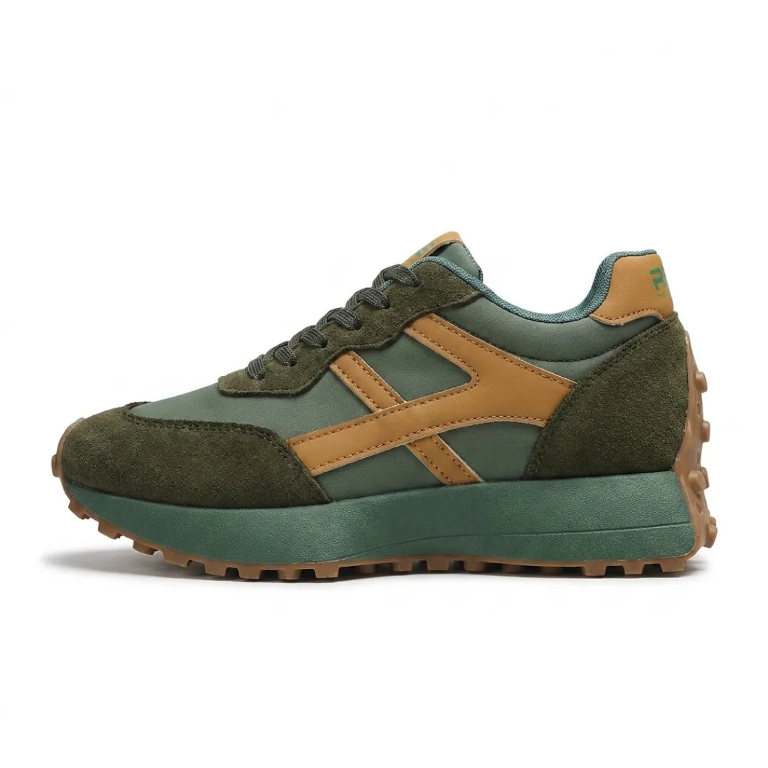 Zöld sneaker oldalnézetből, mustársárga oldalsó díszcsíkkal és barna gumitalppal 11