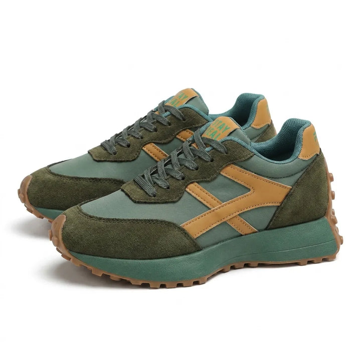 Zöld sneaker pár három negyed nézetben, sárga betétekkel és fűzővel 13