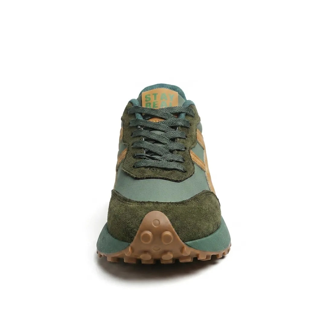 Zöld sneaker elölnézetből, látható a fűzés, a velúr orr és a barna talp 14