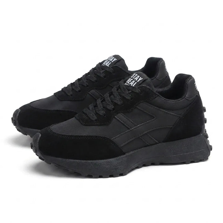 Fekete sneaker pár három negyed nézetben, fekete fűzővel és bordázott talppal 8