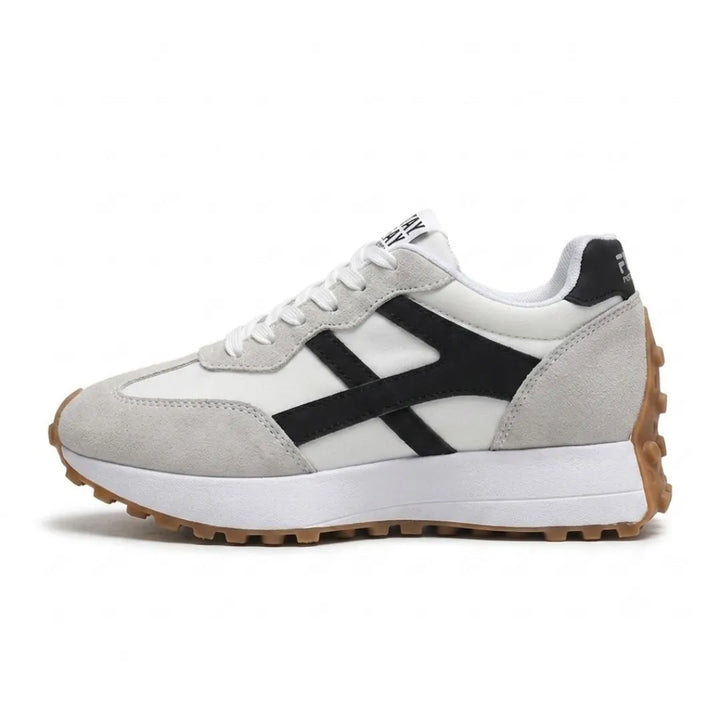 Fehér-szürke sneaker oldalnézetből, fekete oldalsó sávval, fűzővel és vastag, mintás barna gumitalppal 21