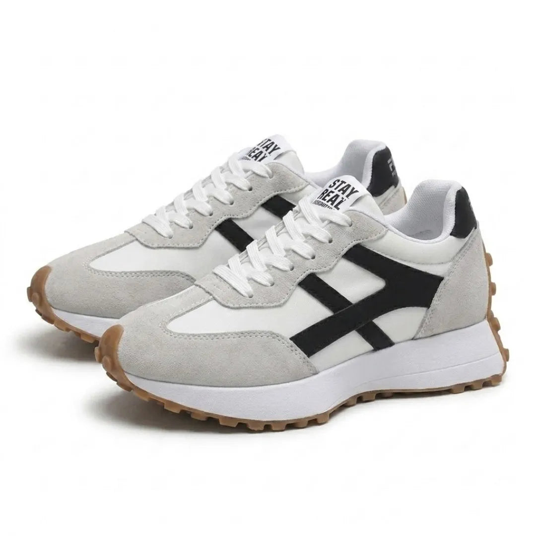 Egy pár fehér-szürke sneaker ferdén elöl-oldalról, jól látszik a fehér fűző és a barna talp 23