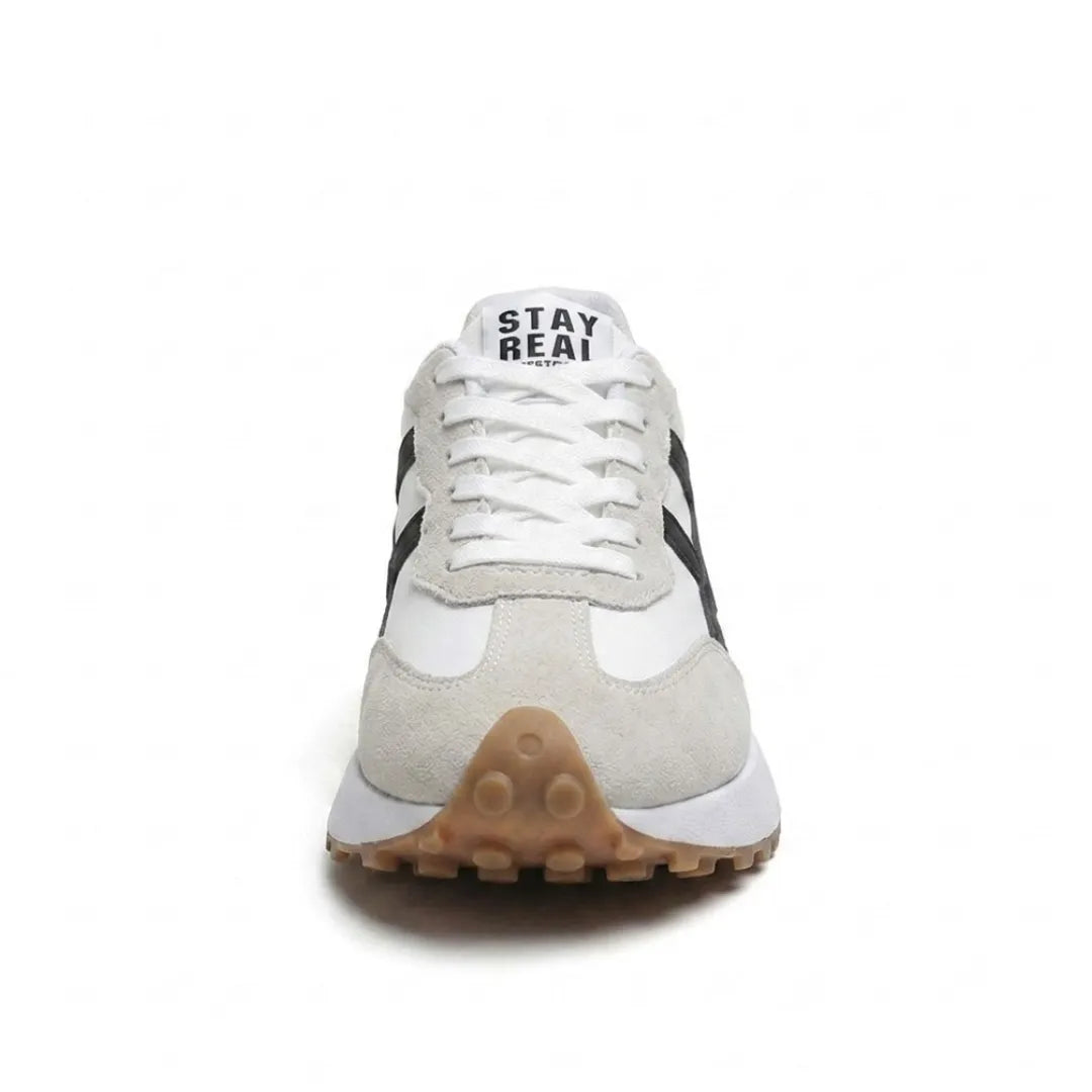 Sneaker szemből fényképezve, látszik a fűzős nyelv, a szürke orrrész és a bütykös barna talp eleje 24