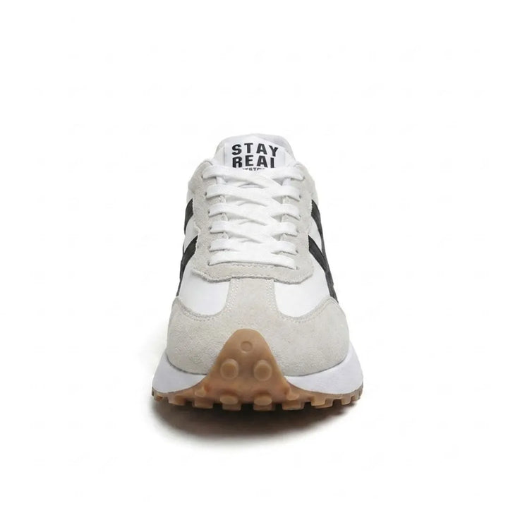 Sneaker szemből fényképezve, látszik a fűzős nyelv, a szürke orrrész és a bütykös barna talp eleje 24