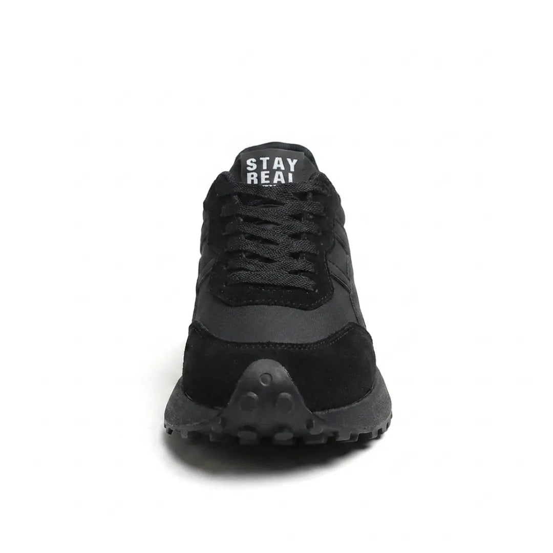 Fekete sneaker elölnézetből, fűzővel, velúr orrrésszel és pöttyös talporral 9