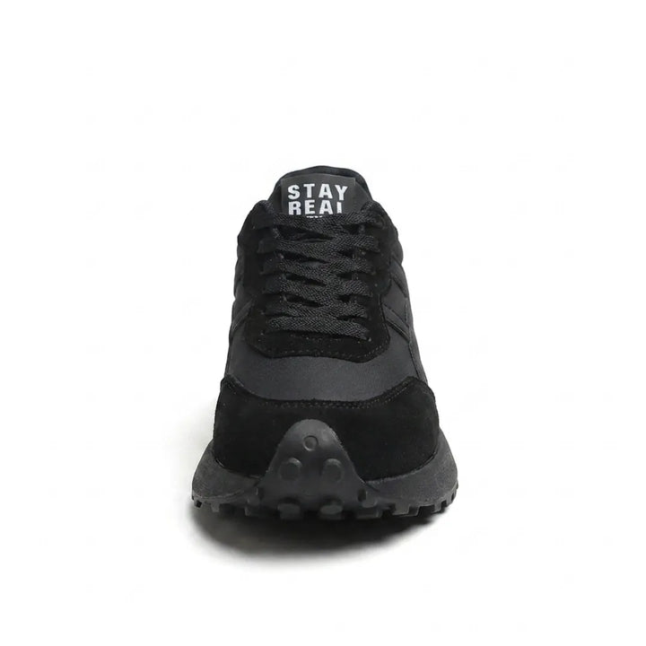 Fekete sneaker elölnézetből, fűzővel, velúr orrrésszel és pöttyös talporral 9