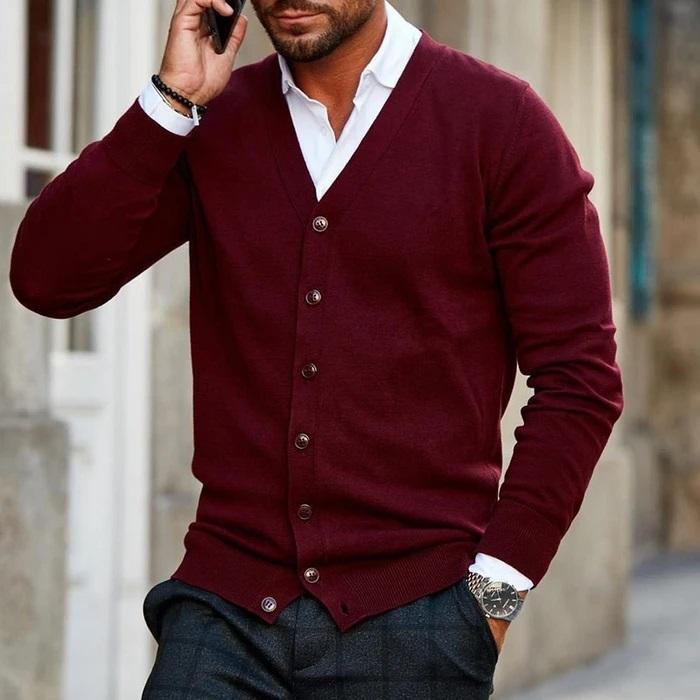 Bordó gombos kardigán fehér inges férfi modellen, aki telefonál, kockás nadrággal és karórával, utcai környezetben. 1