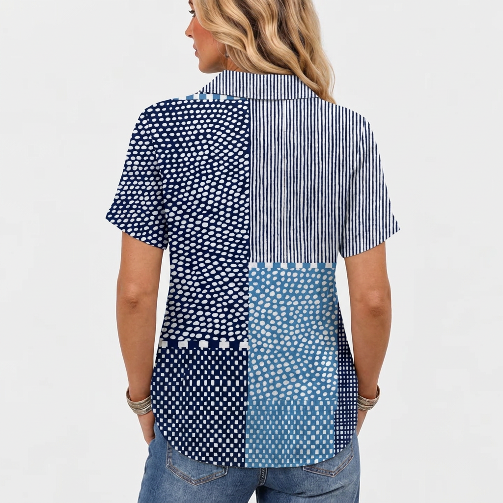Hátulnézet: a modell háttal áll, látszik a csíkos gallér és a pöttyös, kockás patchwork minta 4