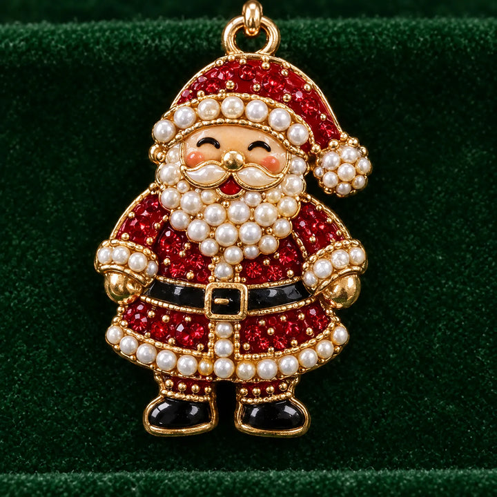 Közeli kép egy gyöngyös, piros ruhás mikulásfigurás függődíszről, zöld bársony háttér előtt. 3