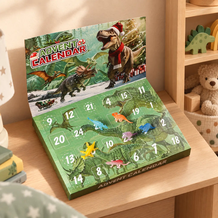 Zöld, dinoszauruszos mintájú adventi naptár egy gyerekszoba polcán, tetején néhány apró, színes műanyag dinoszauruszfigura, mellette plüssmackó és könyvek. 1